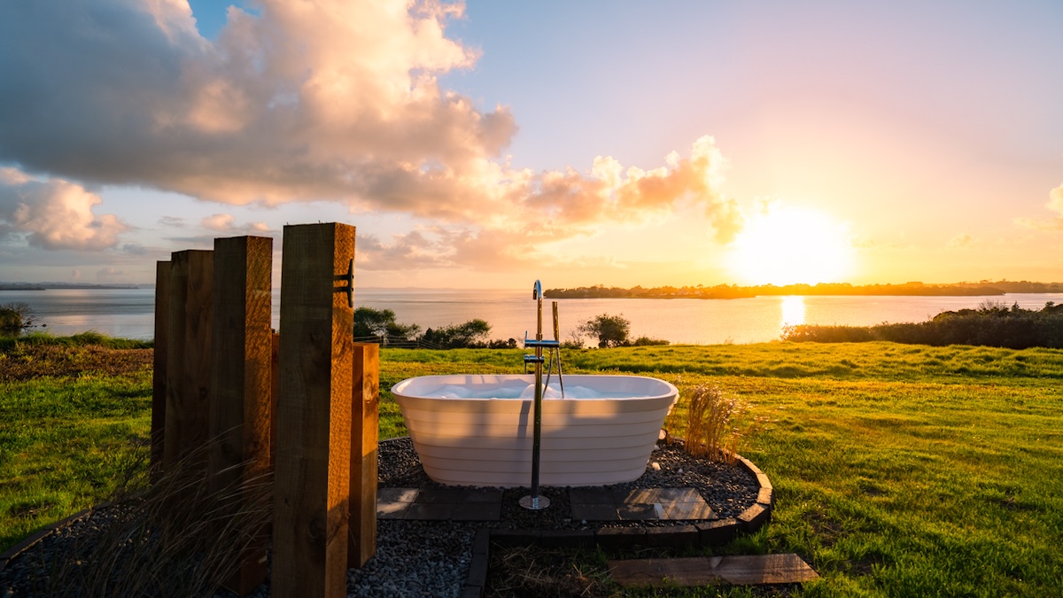 black rocks retreat outdoor bath